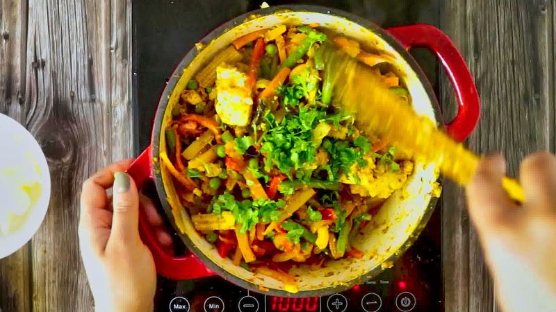 Image of the recipe cooking step-1-15 for Vegetable Jalfrezi